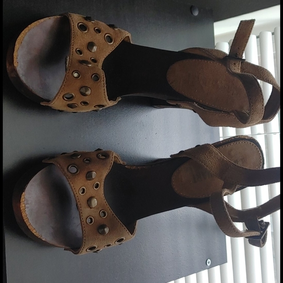 Heels - Picture 2 of 4